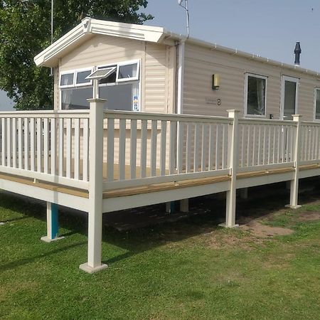 8 Bed Sun Decked Caravan Unlimited High Speed Wifi And Fun At Seawick Holiday Park Clacton-on-Sea Bagian luar foto