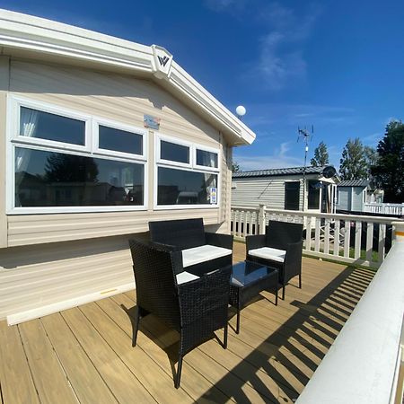 8 Bed Sun Decked Caravan Unlimited High Speed Wifi And Fun At Seawick Holiday Park Clacton-on-Sea Bagian luar foto