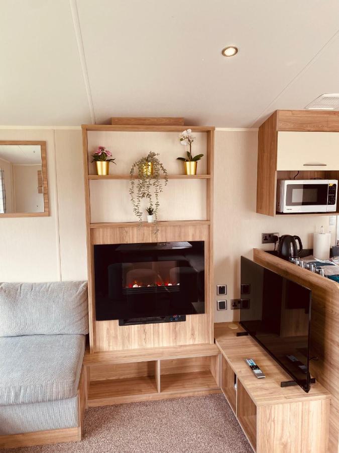 8 Bed Sun Decked Caravan Unlimited High Speed Wifi And Fun At Seawick Holiday Park Clacton-on-Sea Bagian luar foto