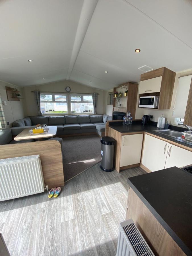 8 Bed Sun Decked Caravan Unlimited High Speed Wifi And Fun At Seawick Holiday Park Clacton-on-Sea Bagian luar foto