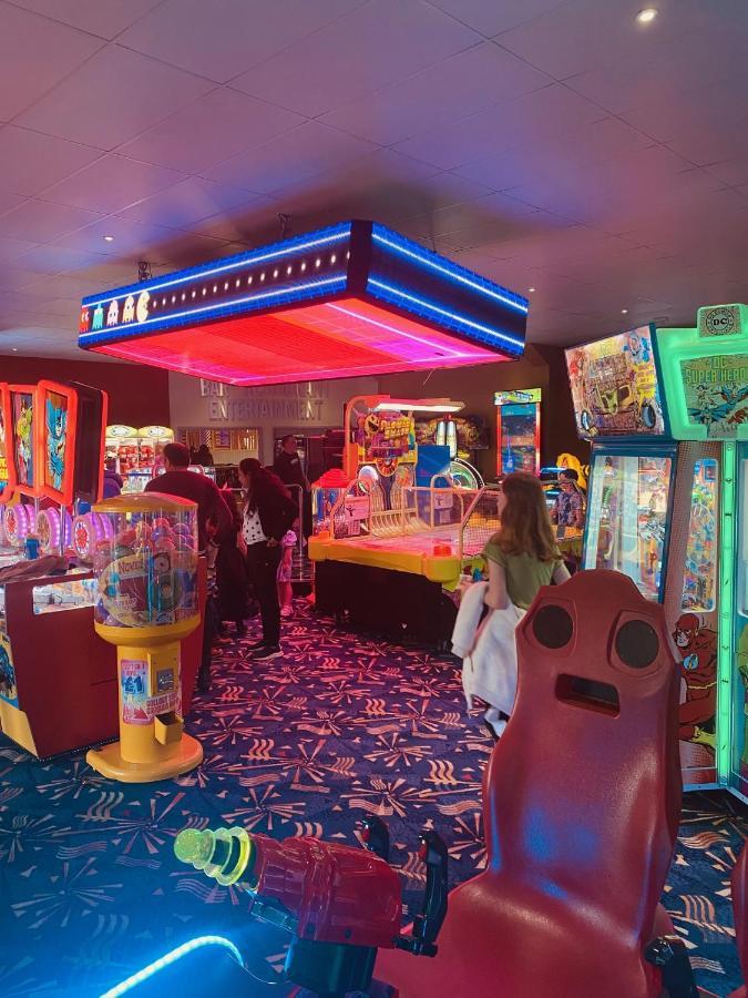 8 Bed Sun Decked Caravan Unlimited High Speed Wifi And Fun At Seawick Holiday Park Clacton-on-Sea Bagian luar foto