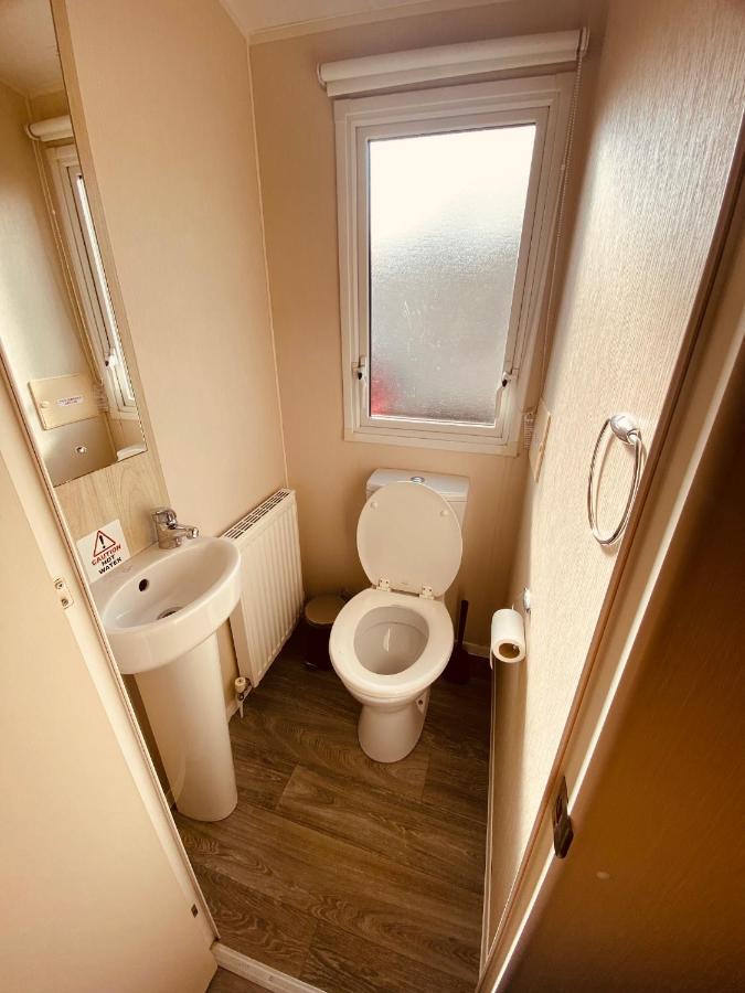 8 Bed Sun Decked Caravan Unlimited High Speed Wifi And Fun At Seawick Holiday Park Clacton-on-Sea Bagian luar foto