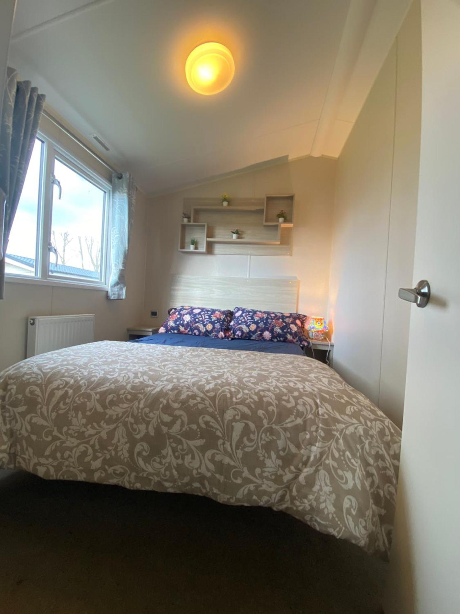 8 Bed Sun Decked Caravan Unlimited High Speed Wifi And Fun At Seawick Holiday Park Clacton-on-Sea Bagian luar foto