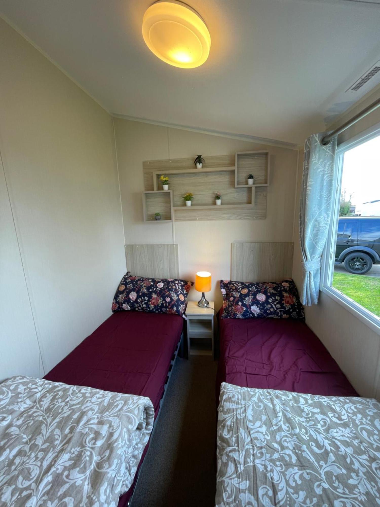 8 Bed Sun Decked Caravan Unlimited High Speed Wifi And Fun At Seawick Holiday Park Clacton-on-Sea Bagian luar foto